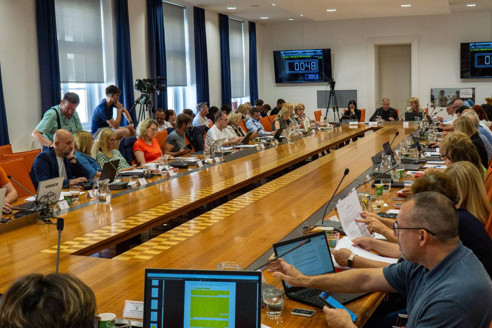 Mariborski svetniki o poslovanju holdinga in varuhinji, ne pa tudi o izraelskih atletih