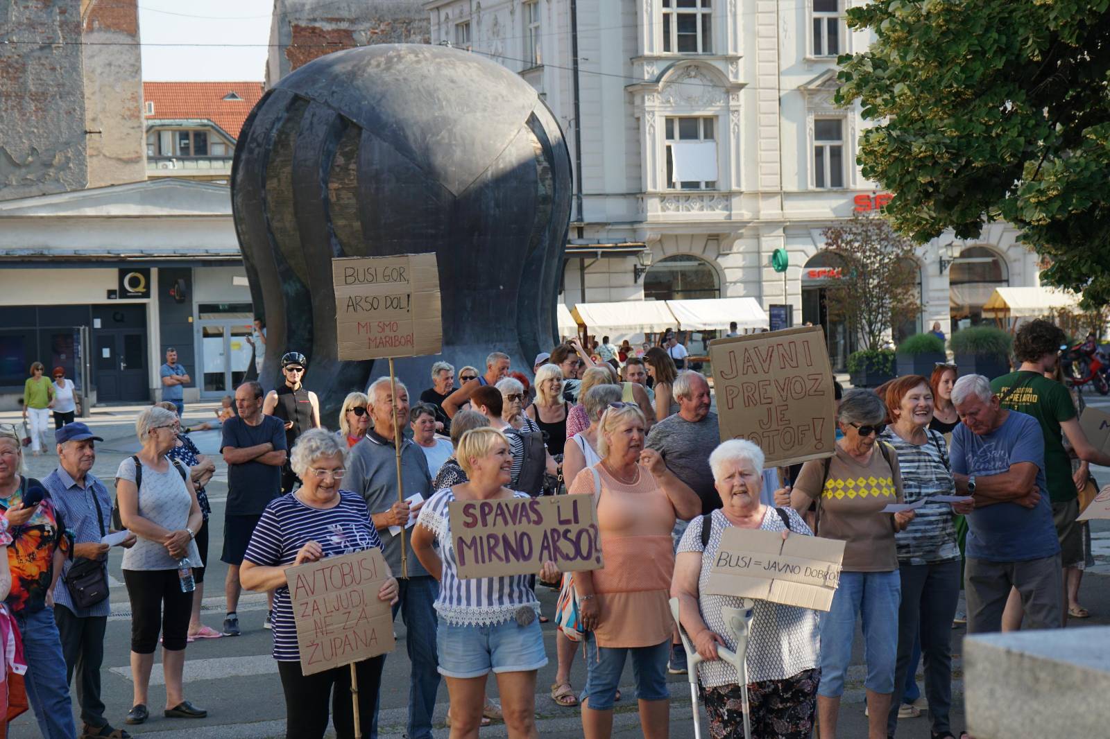 FOTO in VIDEO: V Mariboru protest za boljši javni potniški promet