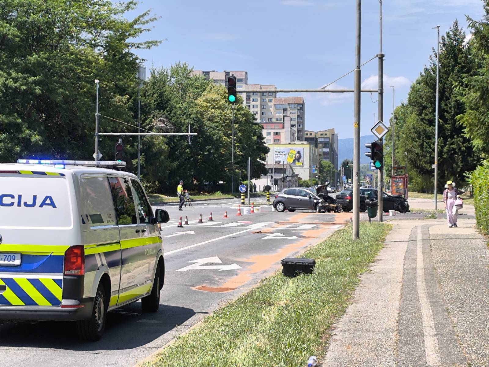 FOTO: Prometna nesreča na cesti Proletarskih brigad, promet preusmerjen