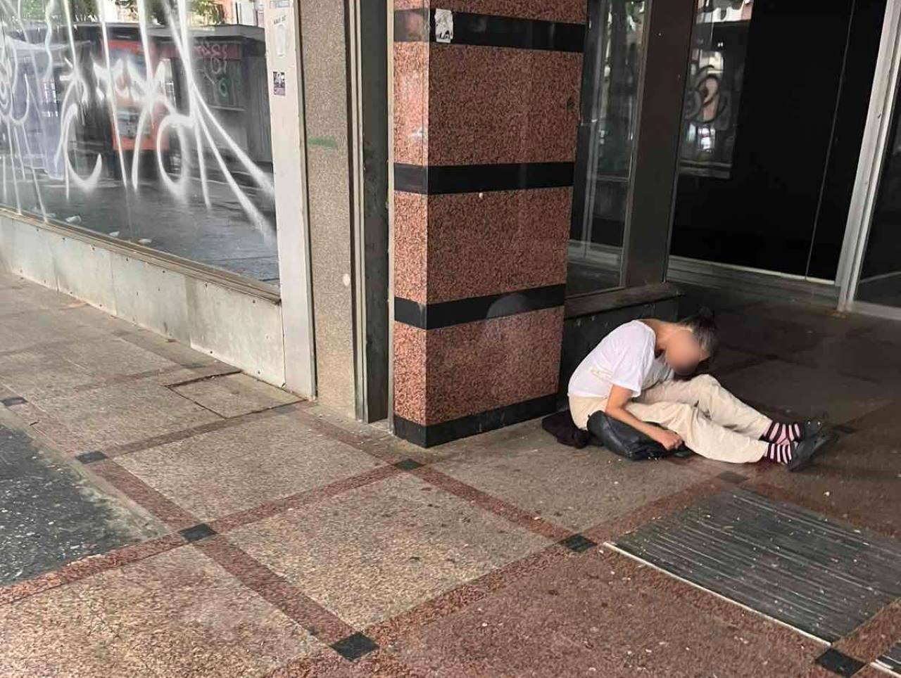 Zaskrbljujoče dogajanje v središču Maribora: Odvisniki si drogo v javnosti vbrizgavajo sredi belega dne (FOTO)
