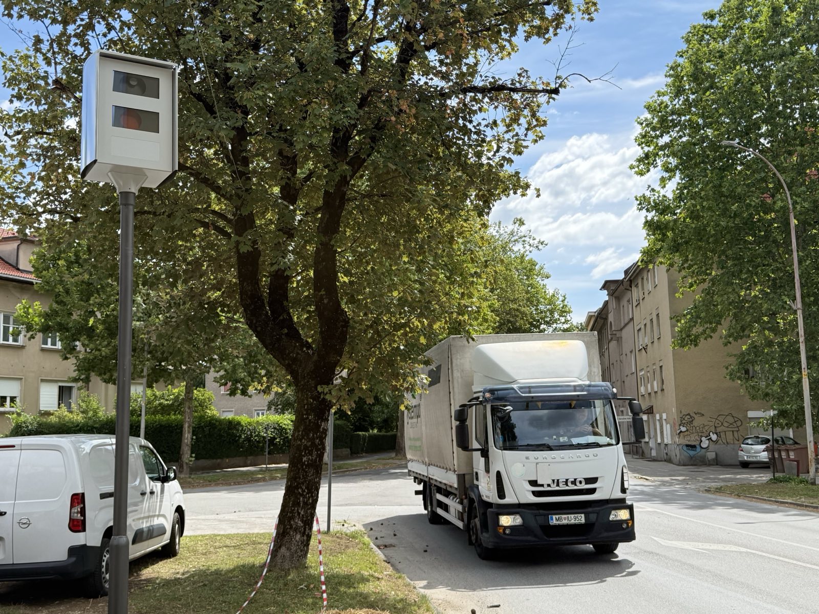 FOTO: Prvi radar v Mariboru že stoji, kje bosta postavljena preostala dva?