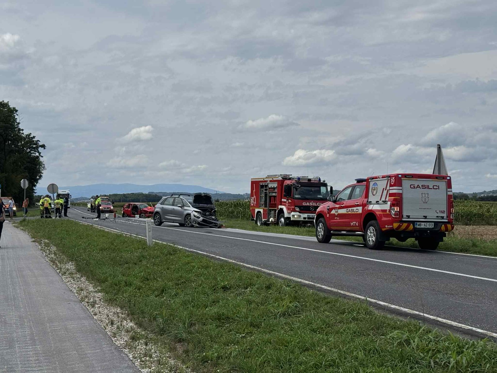 FOTO: Huda prometna nesreča zaprla cesto v okolici Ptuja, povzročitelj naj bi pobegnil s kraja dogodka