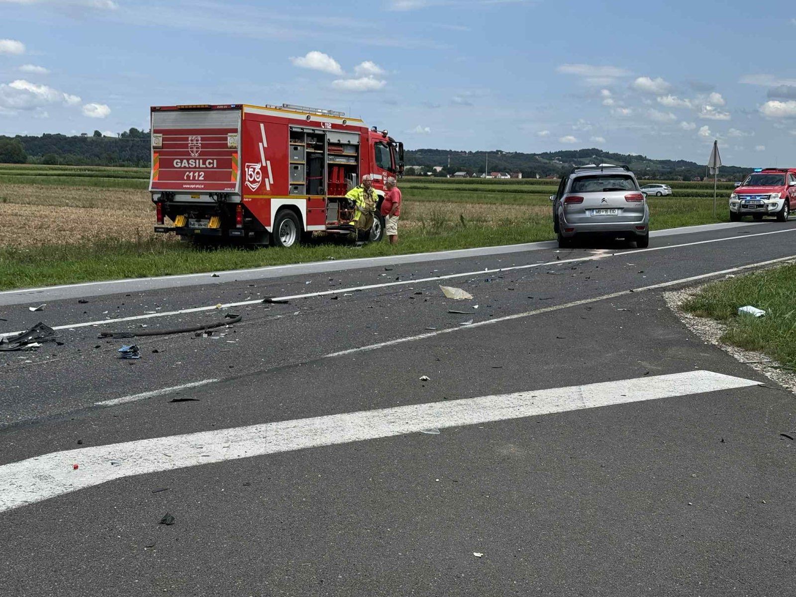 FOTO: Po hudi prometni nesreči v okolici Ptuja ena oseba v življenjski nevarnosti
