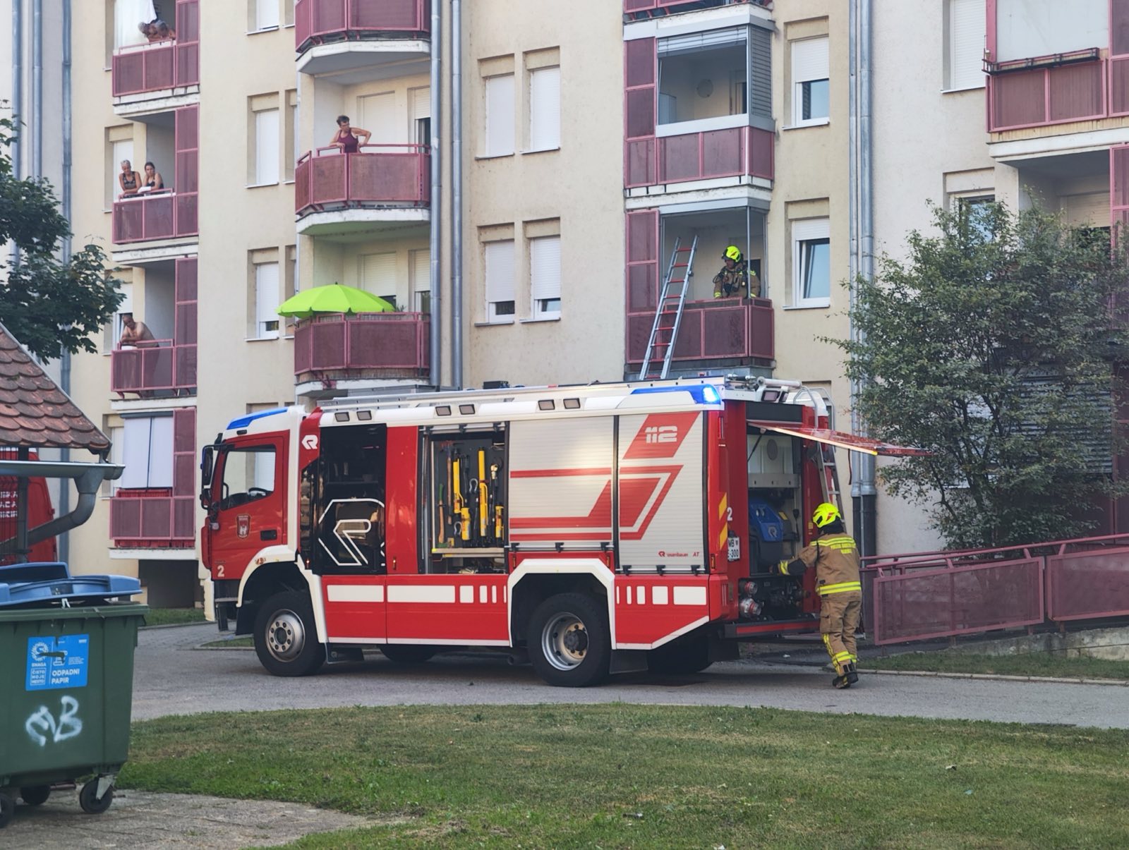 FOTO: Gasilci posredovali v stanovanjskem bloku na Teznu