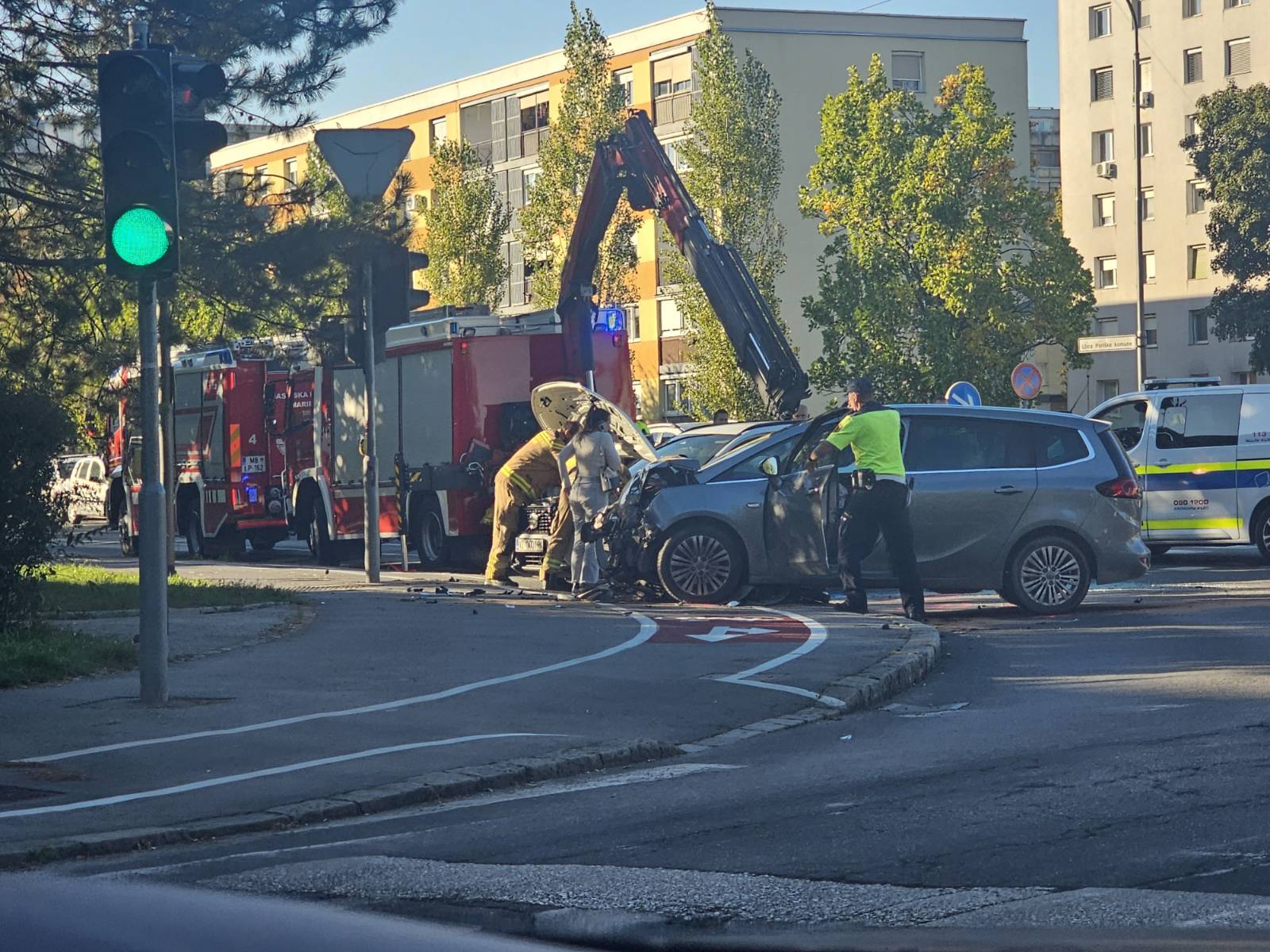 FOTO: Prometna nesreča ohromila promet v križišču med Titovo cesto in Ulico Pariške komune