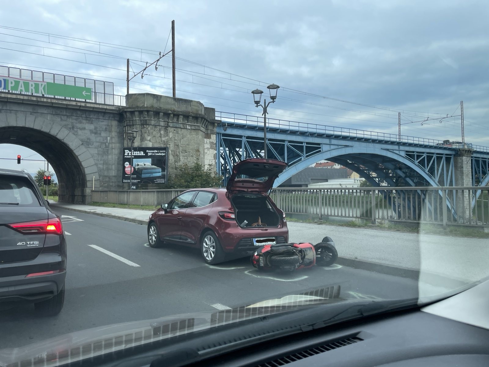 FOTO: Pred Europarkom trčila avtomobil in motorist, na kraju policija