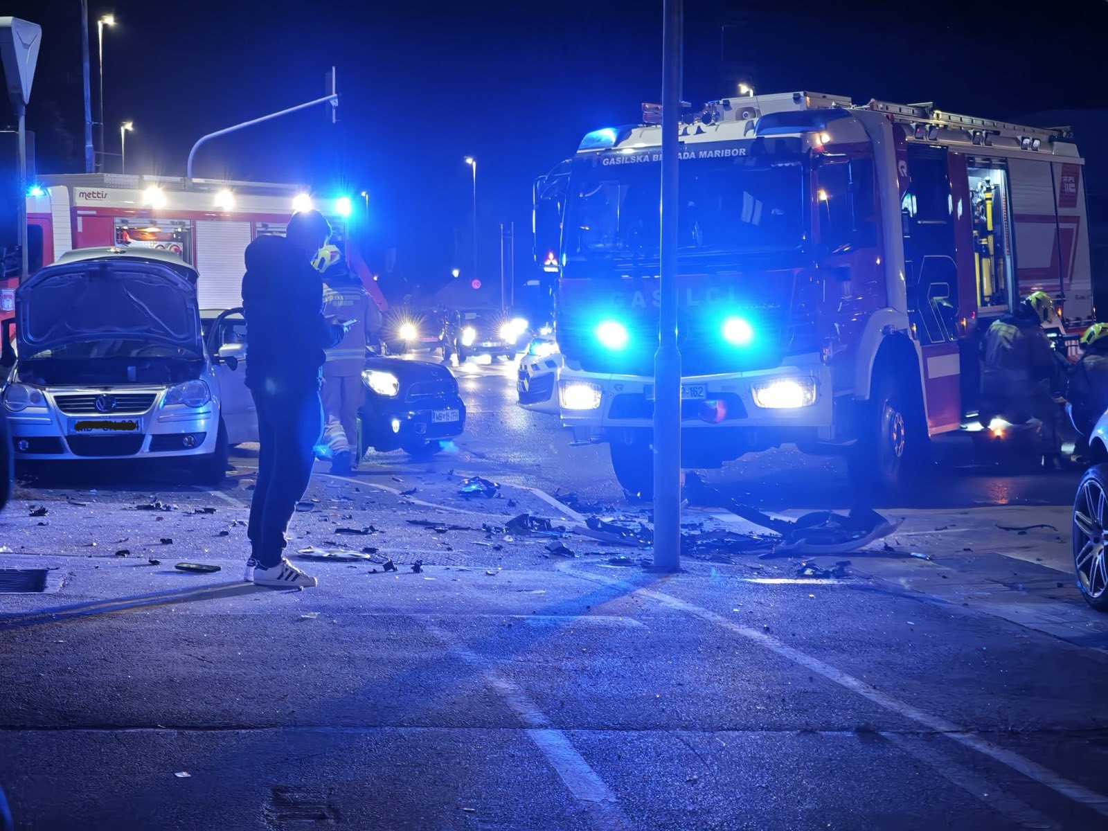 FOTO: Huda prometna nesreča na Ptujski, cesta zaprta