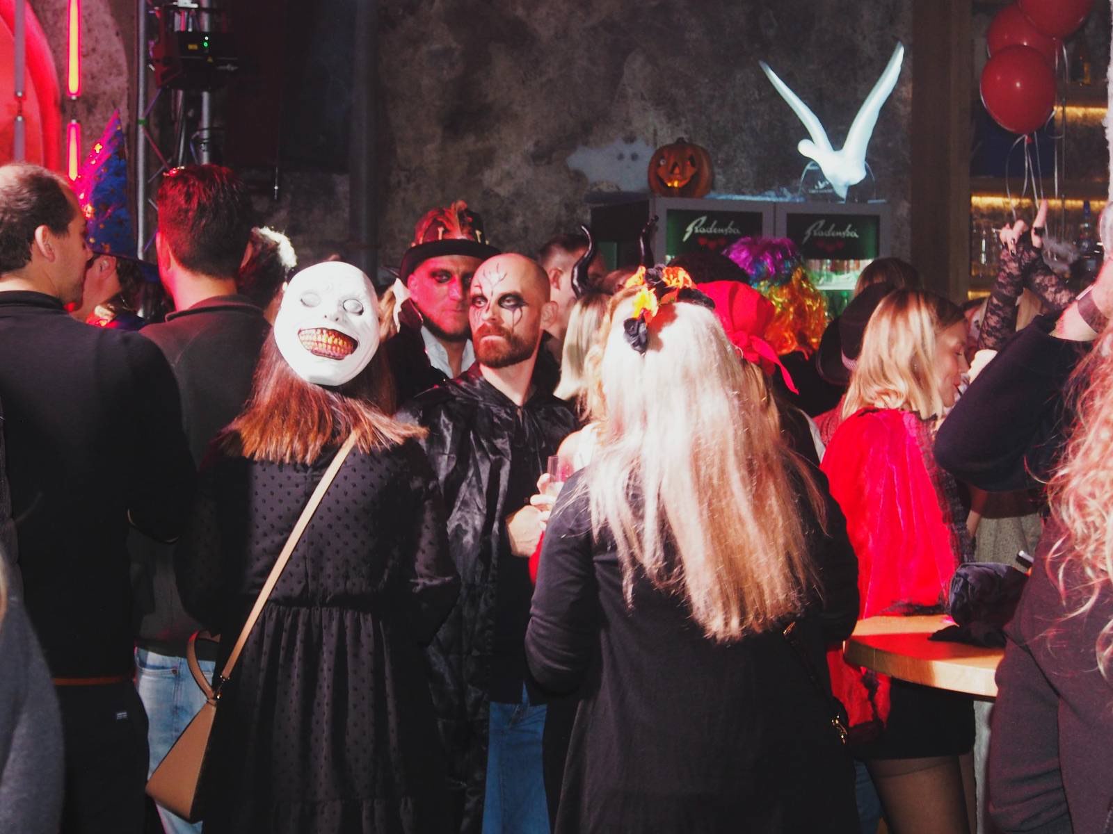 FOTO: Maribor v duhu noči čarovnic preplavile strašljive maske, glasba in nora zabava