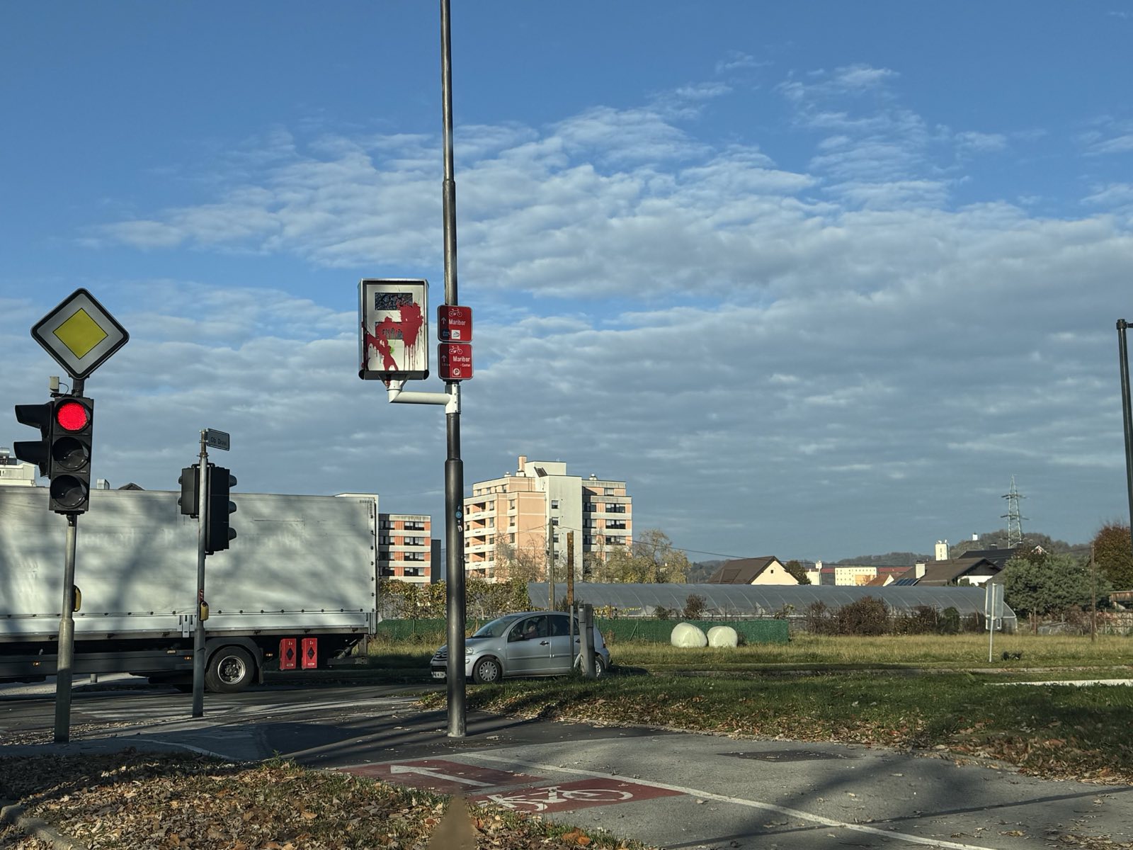 FOTO: Na Pobrežju znova poškodovali radar, na novi lokaciji že 843 prekrškov