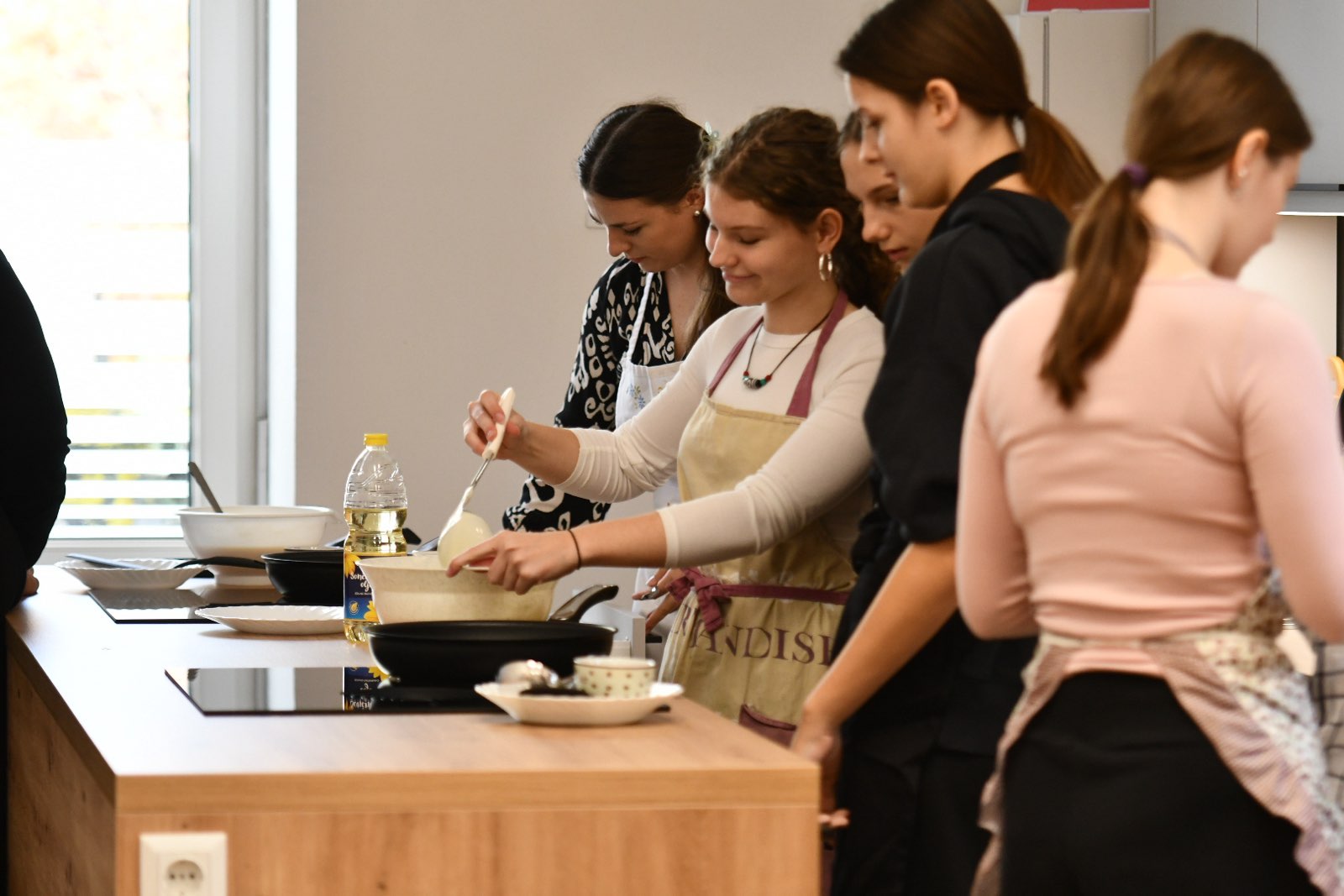 Veselje na OŠ Malečnik: Naprej o palačinkah zapeli, potem pa jih v novi kuhinji tudi pripravili (FOTO)