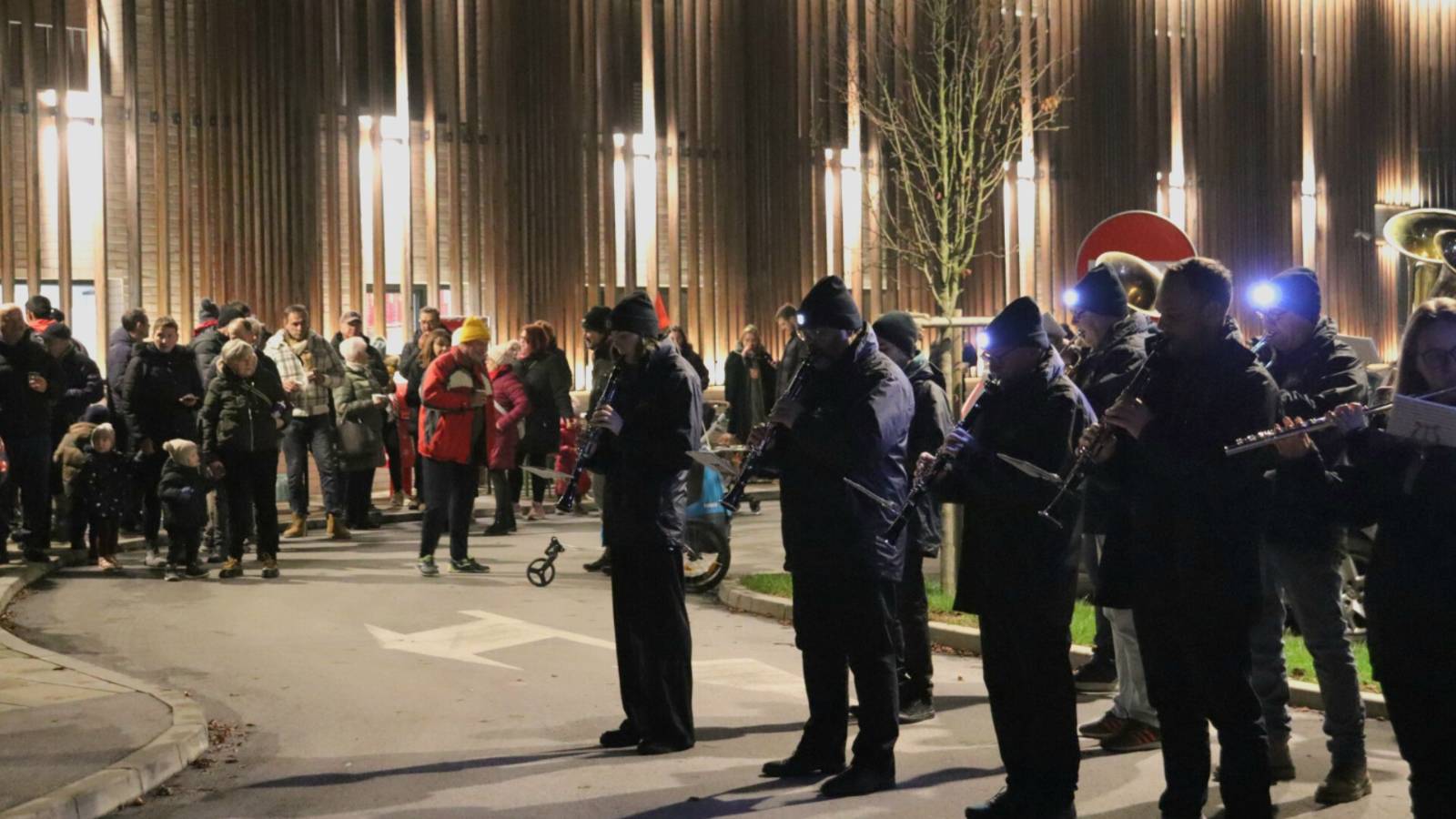 V Sp. Kungoti prvi vstopili v adventni čas: Najmlajše razveselil Božičkov nabiralnik, odrasle Kungoška Pleh Muzika (VIDEO)