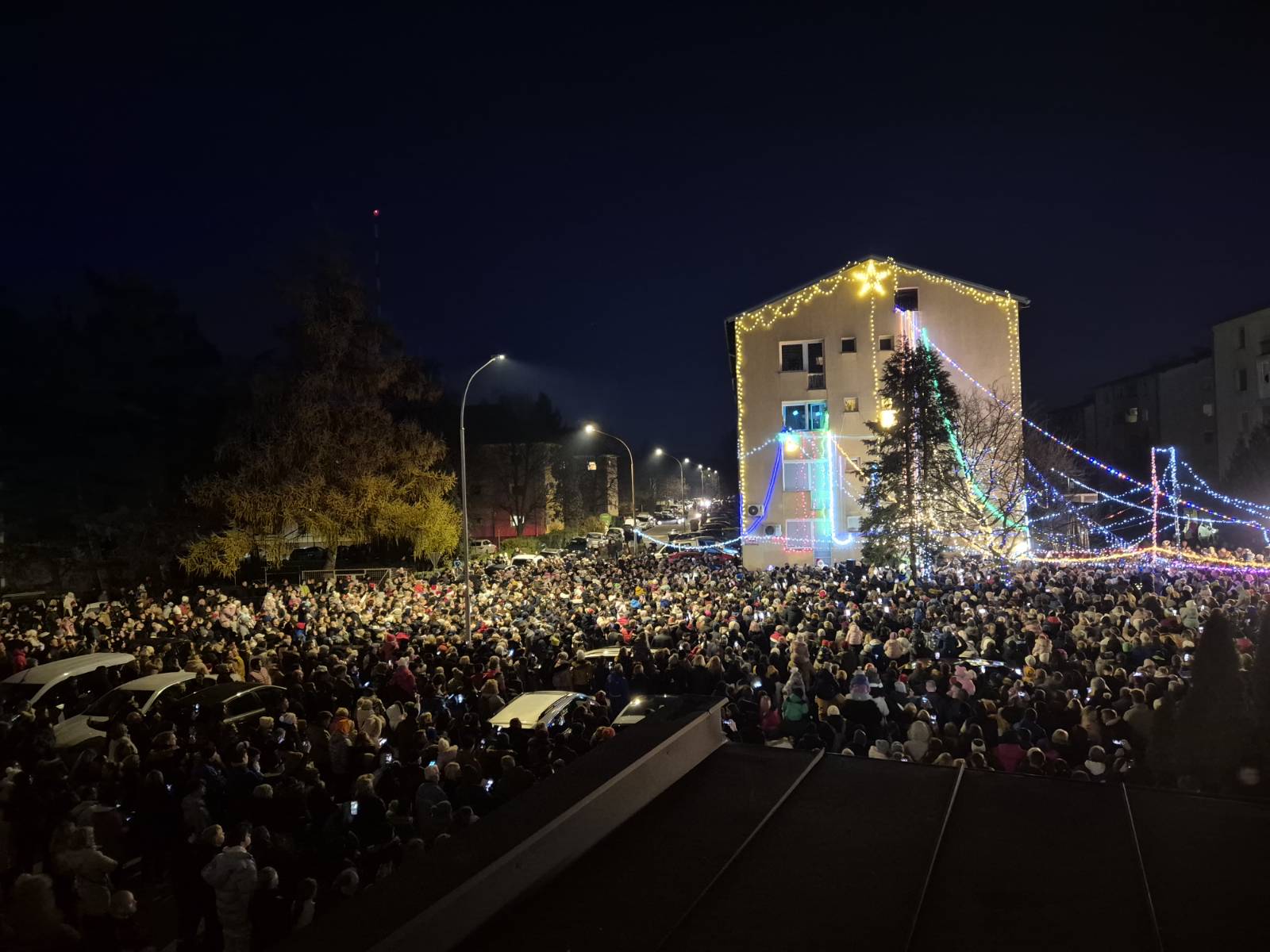 FOTO in VIDEO: Slavko Roškar prižgal 'lučke za mir', osvetlil Maribor in povezal ljudi