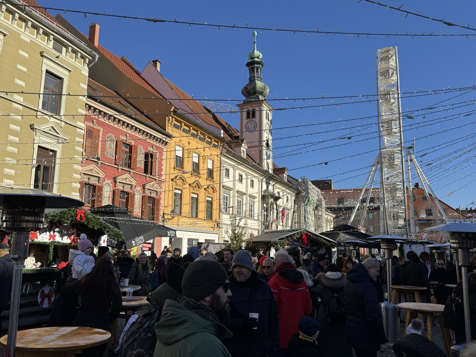 FOTO in VIDEO: Maribor se z dnevnim silvestrovanjem ogreva za vstop v novo leto
