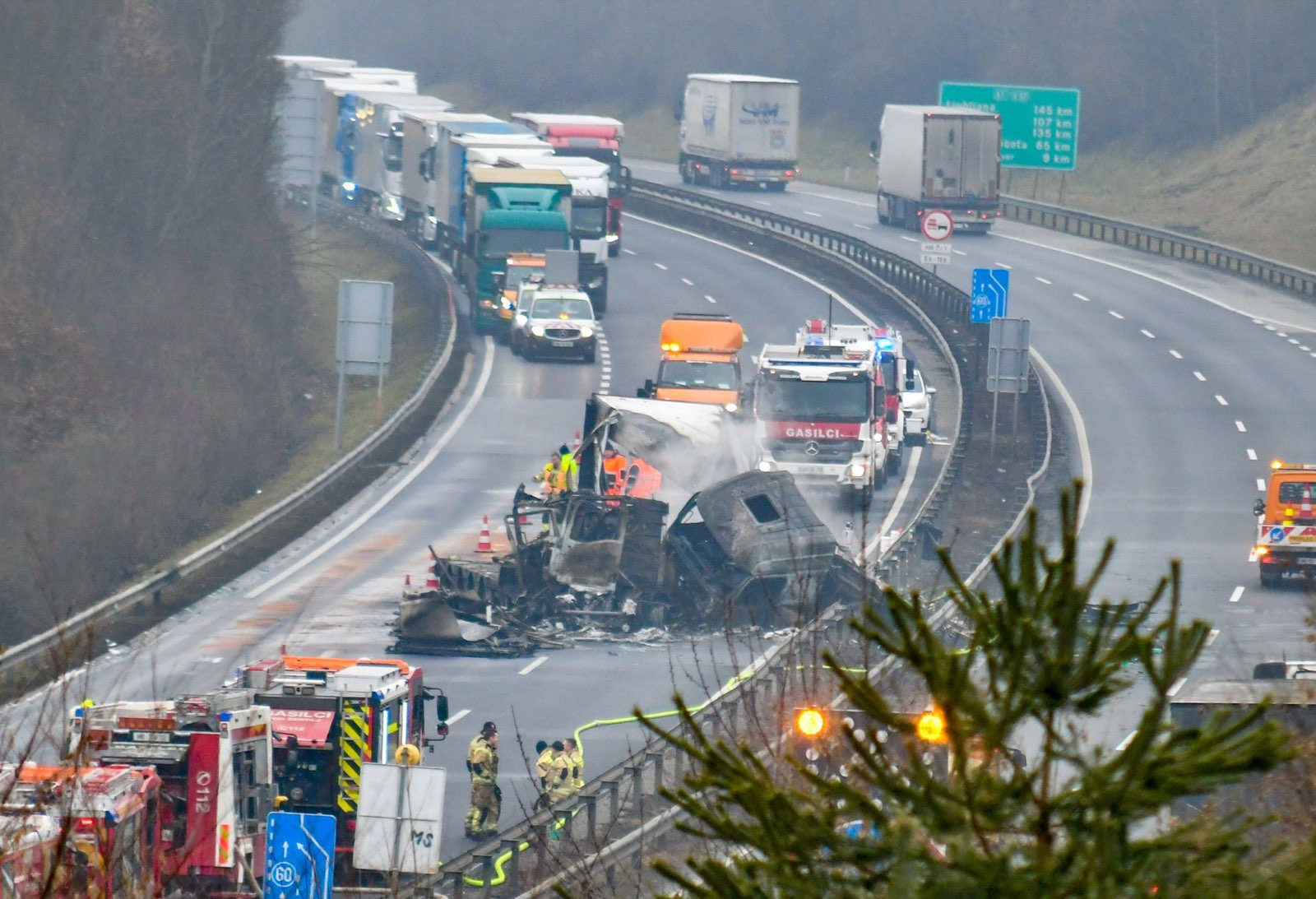 FOTO: Na avtocesti pri Šentilju trčili trije tovornjaki, gasilci še vedno na terenu