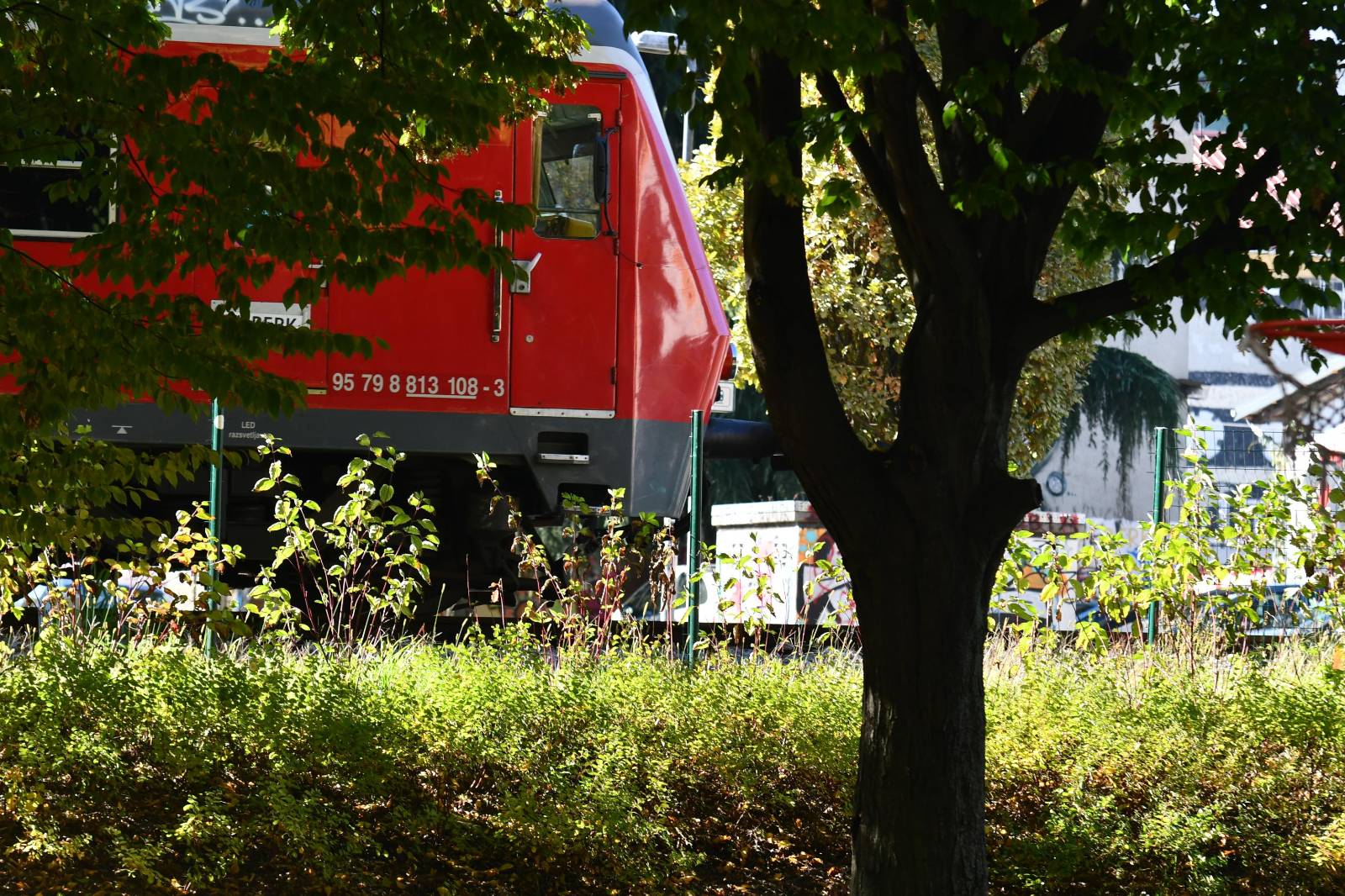 Tragedija na območju PU Maribor: Vlak trčil v starejšo žensko, ko je prečkala tire