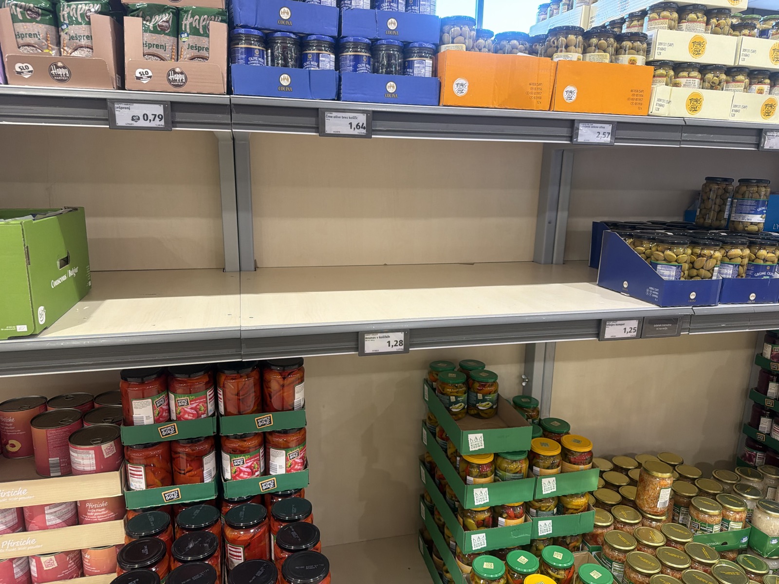 Kaj se dogaja v Hoferju? Prazne police niso naključje, trgovec napoveduje korenite spremembe (FOTO)