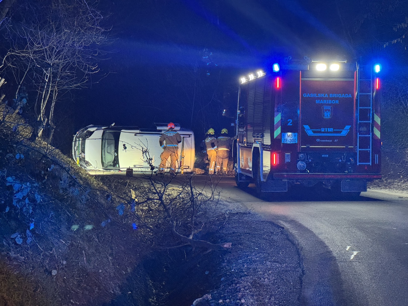 FOTO: Hujša prometna nesreča v okolici Maribora, osebo prepeljali v UKC Maribor