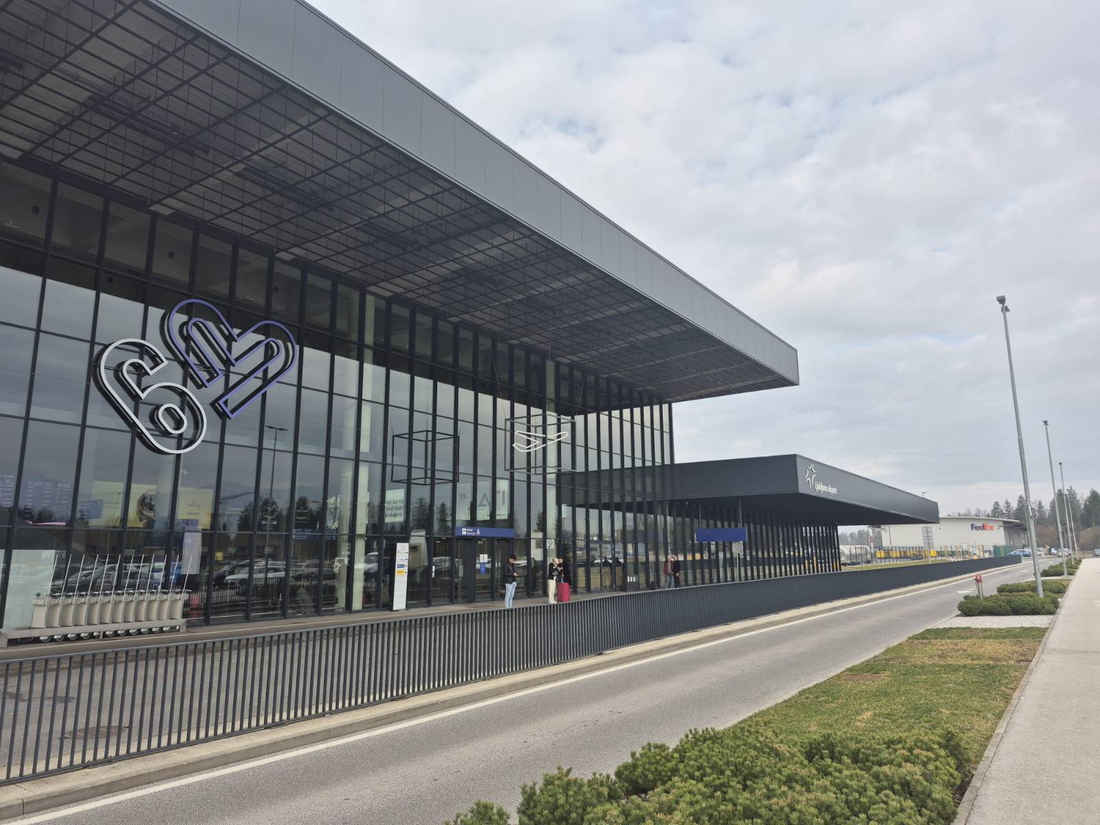 Tisoč Slovencev ujetih na Bližnjem vzhodu: Kdaj bodo uspeli priti domov?