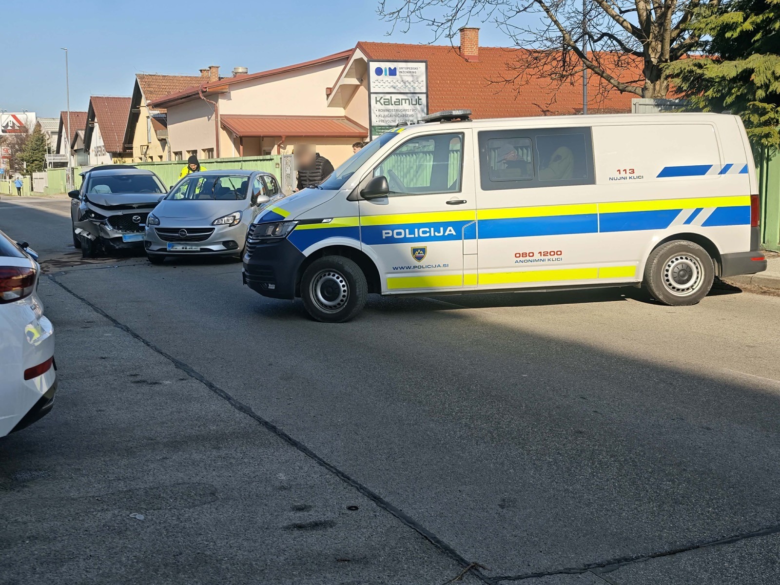 FOTO: Trčenje na Studencih, na kraju posredujejo policisti