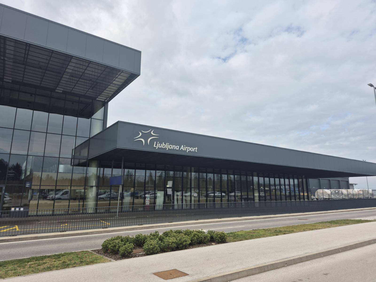 Peto letalo s Slovenci pristalo na brniškem letališču: Skupaj evakuiranih že 732 državljanov