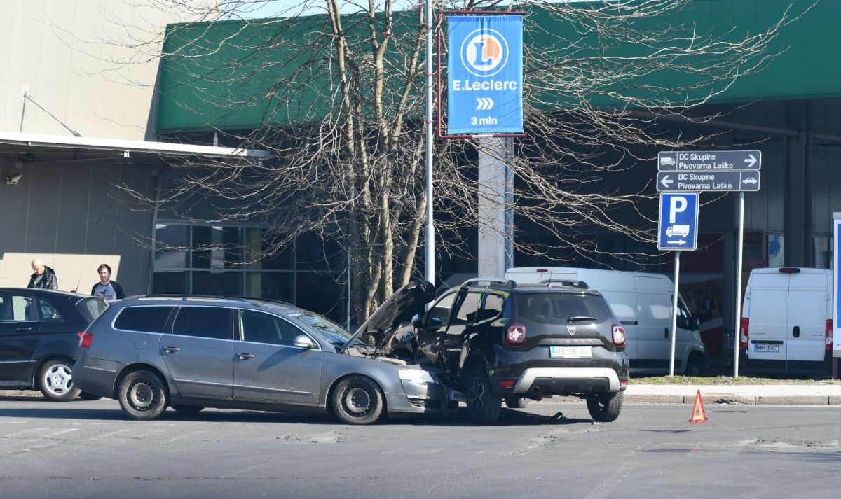 FOTO: Zaradi prometne nesreče na Tržaški cesti oviran promet