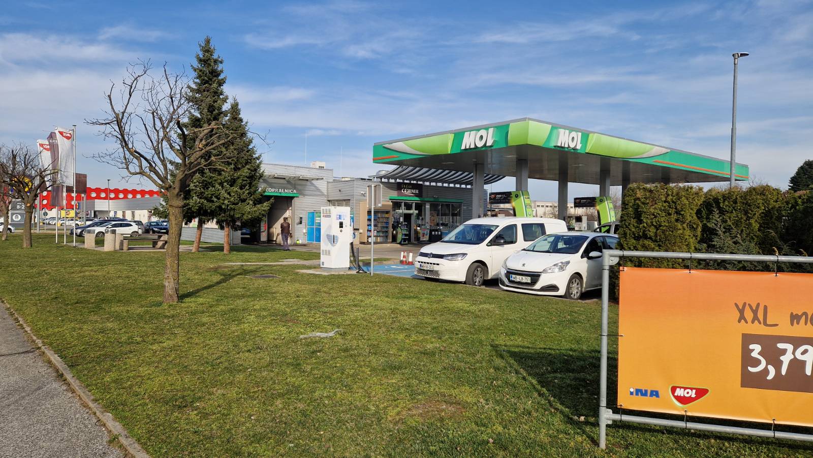 Omejitve pri točenju goriva, v Sloveniji lahko ponekod 'natankate' le 30 litrov naenkrat