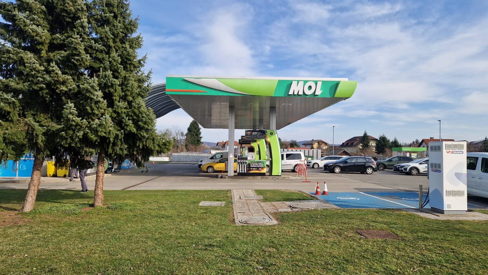 Dobra novica, v Sloveniji lahko gorivo spet točite brez omejitev