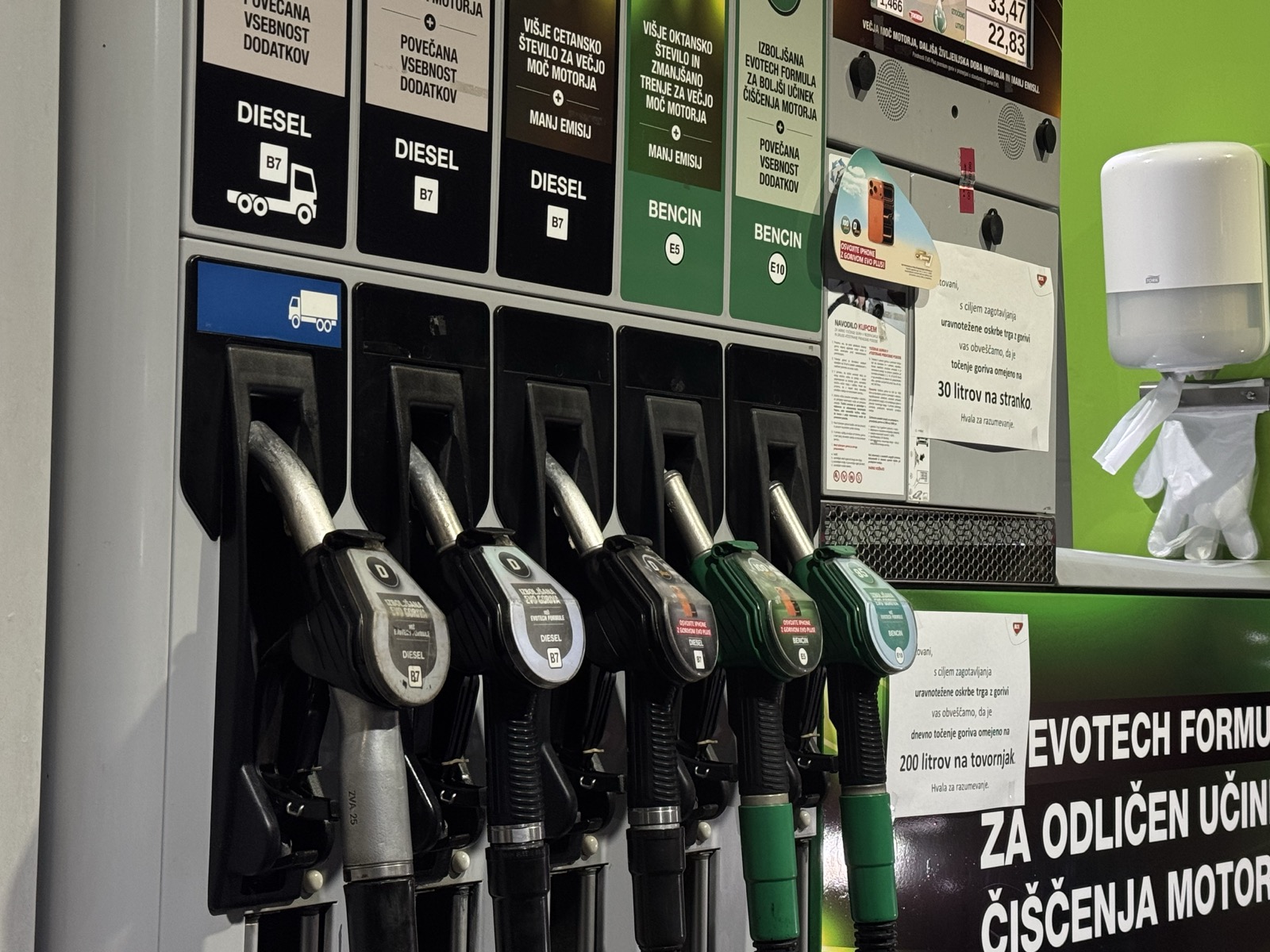 Omejitve pri točenju goriva, v Sloveniji lahko ponekod 'natankate' le 30 litrov naenkrat