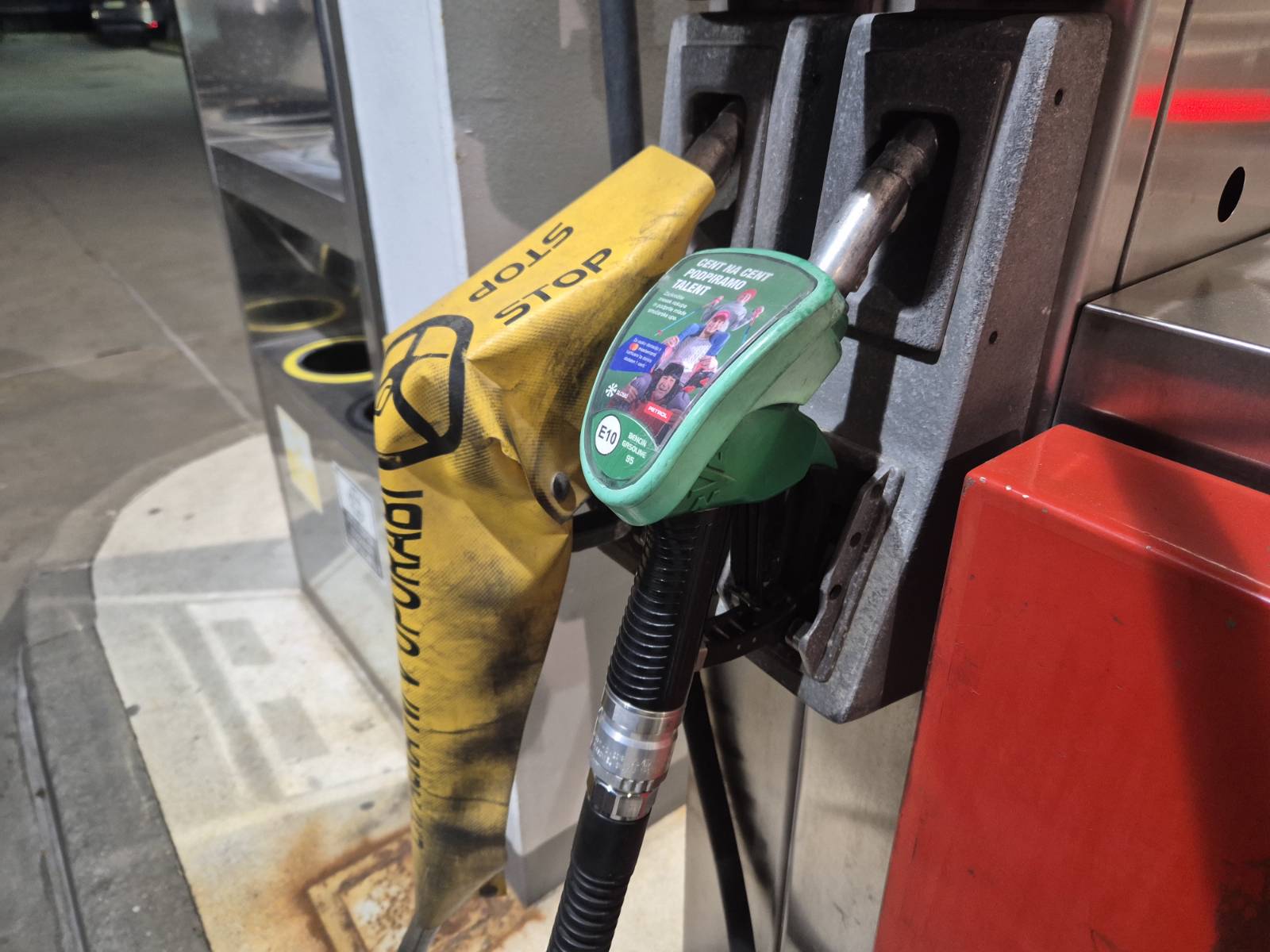 Vlada ima dovolj kaosa na bencinskih črpalkah: Petrolu ultimat in grožnja s kazensko ovadbo