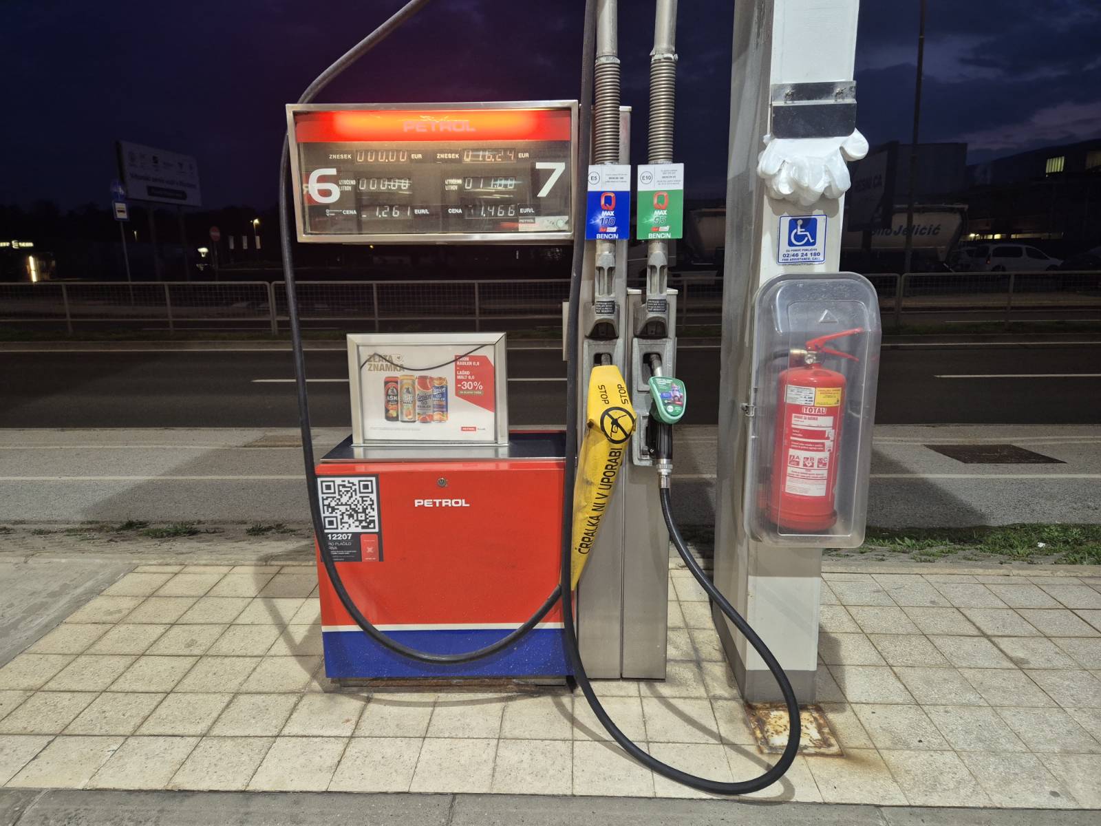 Končno nekaj olajšanja za voznike: Jutri občutnejša pocenitev dizla in olja, kaj pa bencin?