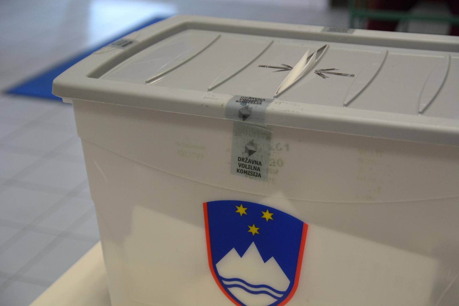 Zbrali več kot dovolj podpisov za referendum: "To je zakon proti ljudem"