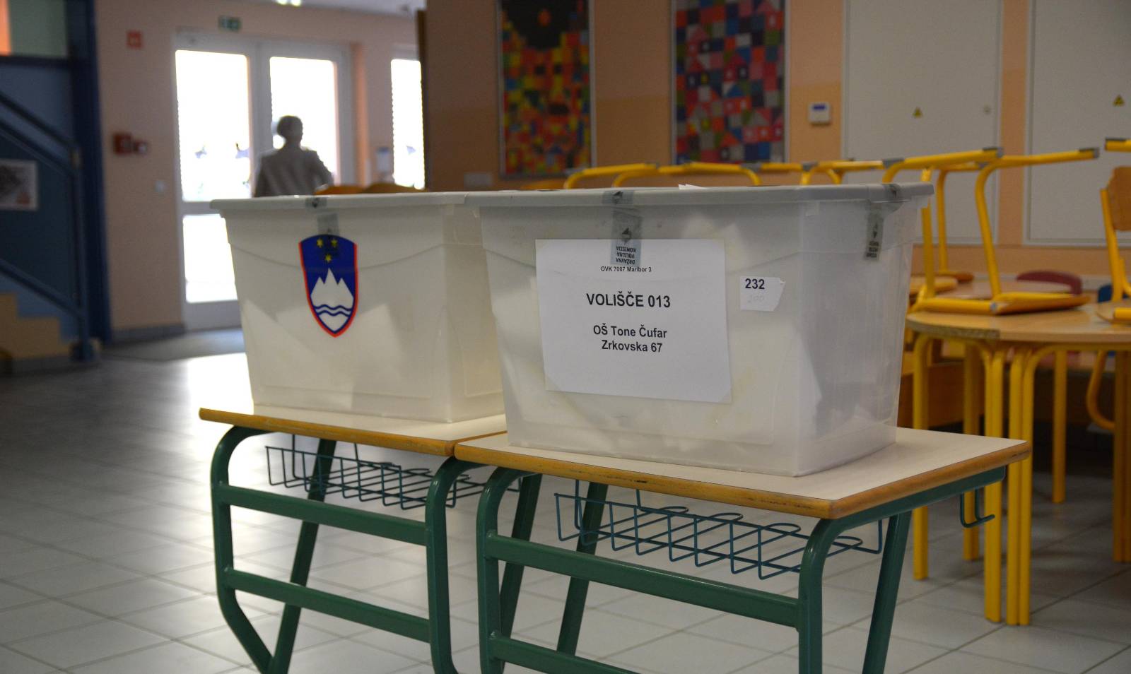 Več kot petina Slovencev si želi predčasne volitve: Kako bi volili?