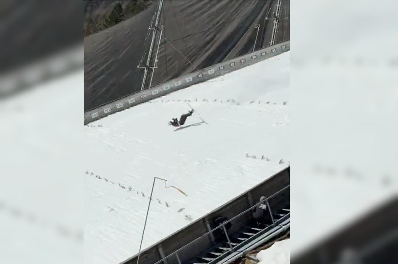 Grozljiv padec v Planici: Predtekmovalca odpeljali v bolnišnico (VIDEO)