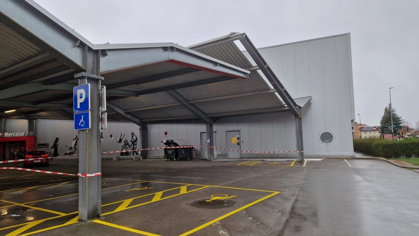 FOTO: Na Pobrežju Mercatorju odkrilo streho, ponekod na Štajerskem sneži