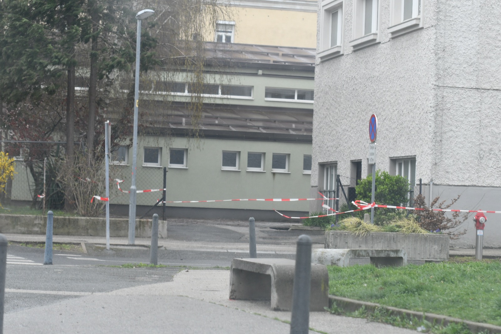 FOTO: Pouk odpovedan, veter pometal panele s strehe OŠ Franceta Prešerna v Mariboru