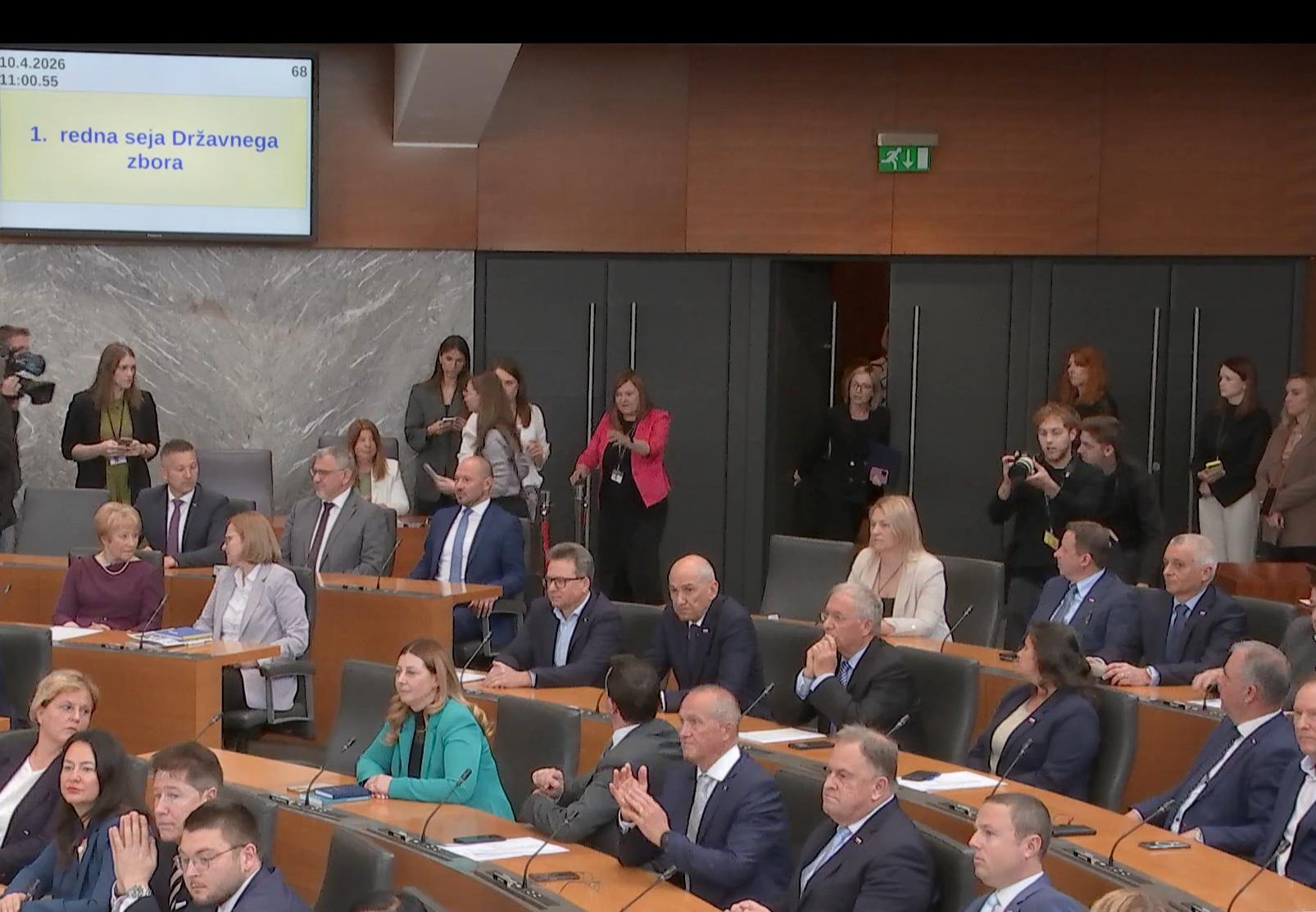 Začetek novega mandata: Poslanci že zasedli klopi v državnem zboru