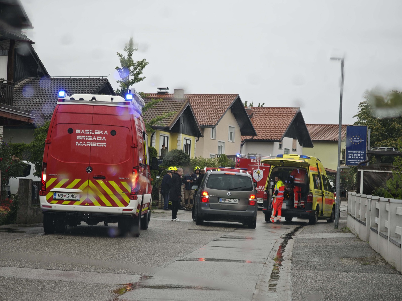 FOTO: V okolici Maribora se je streha zrušila na osebo