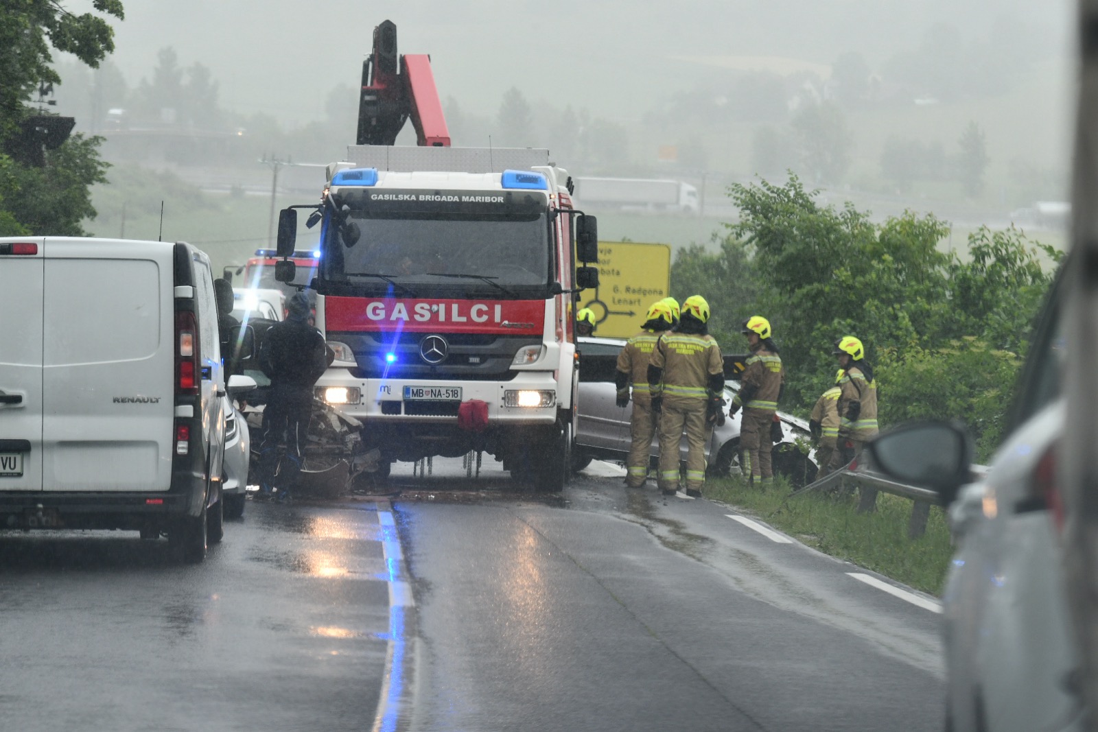 FOTO: Po trčenju v okolici Maribora gasilci vozilo potegnili iz brežine