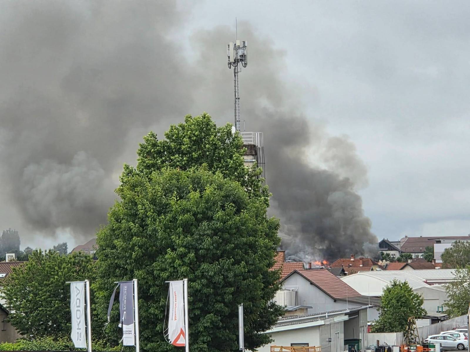 FOTO in VIDEO: Večji požar na Ptuju, dim viden daleč naokrog