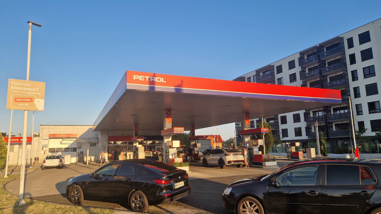 Občutno znižanje cen na črpalkah: Dizel cenejši za kar 13 centov, kaj pa bencin?