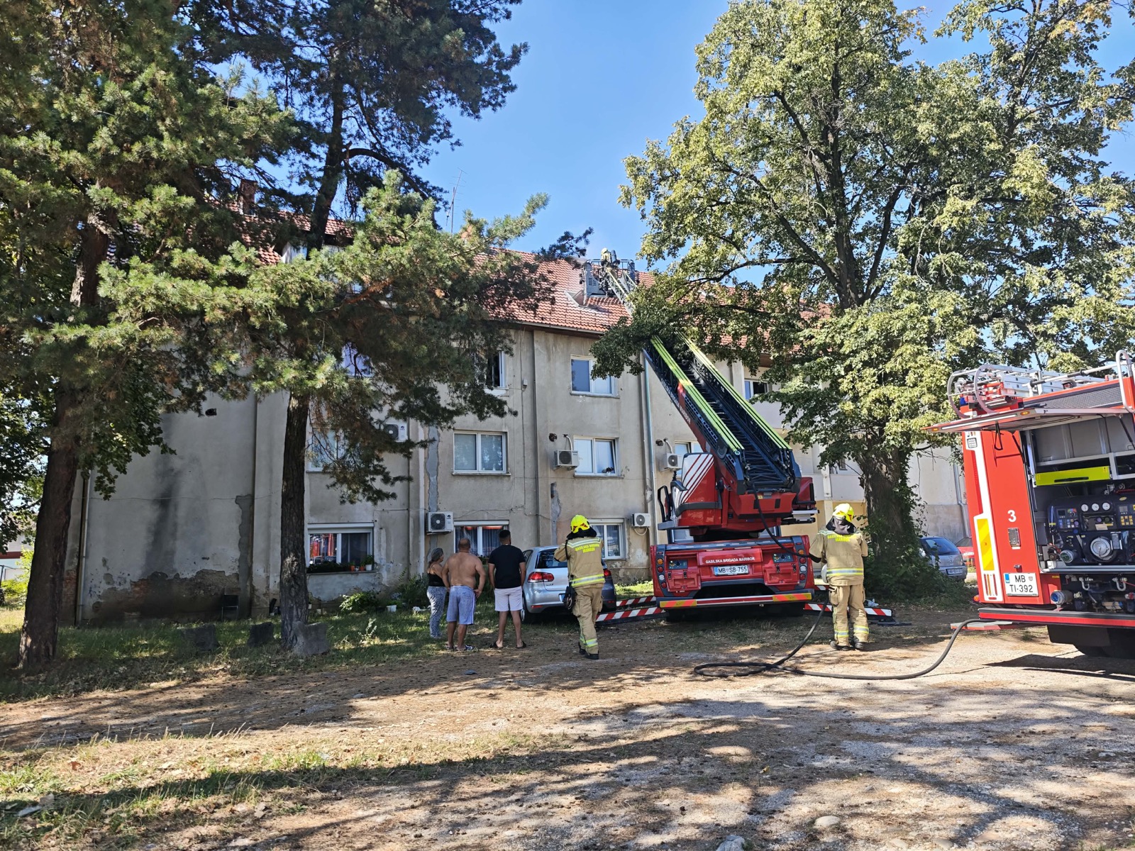 FOTO: V Mariboru spet na delu gasilci, tokrat zagorelo na Teznu
