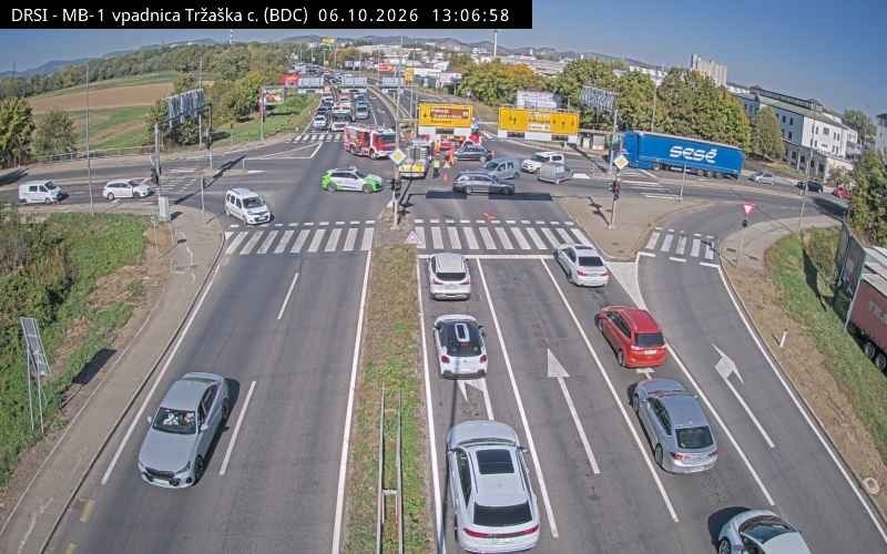 Prometna nesreča na Tržaški cesti: Na delu več gasilskih vozil