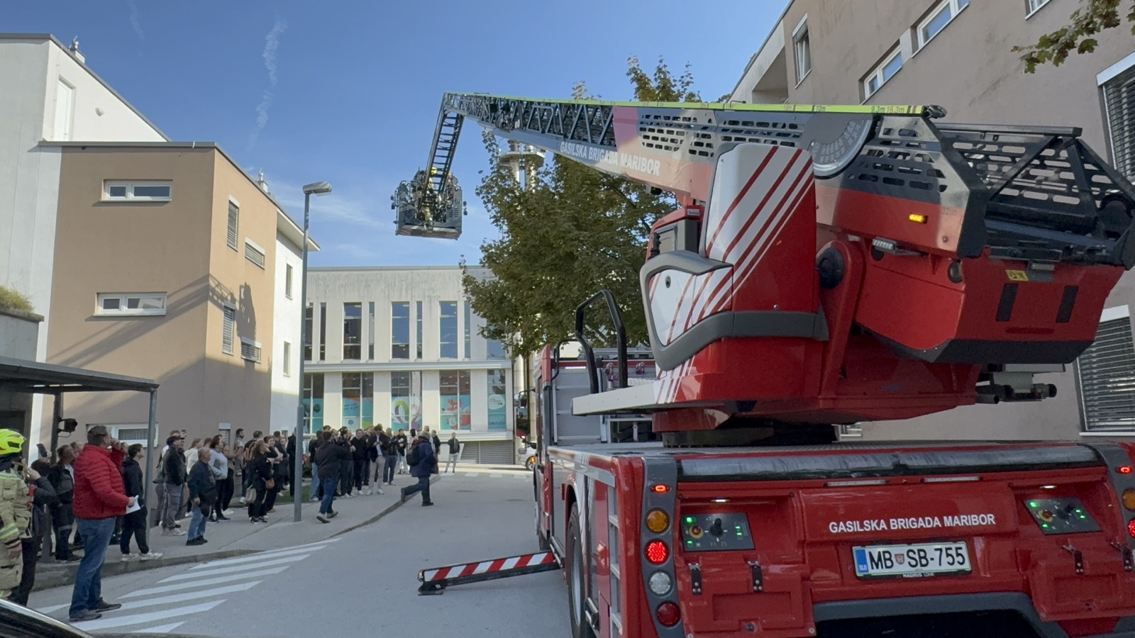 FOTO in VIDEO: V mariborskem študentskem domu zadonel požarni alarm, študenti med vajo zbežali na prosto