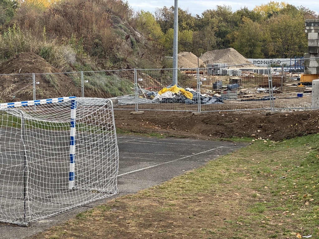 FOTO: Igra ob mariborski osnovni šoli se je za učenca končala pri zdravniku