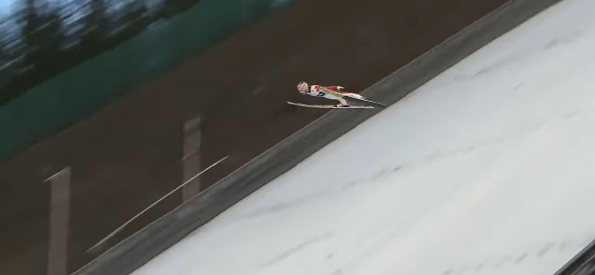 Razkritje: Nekateri skakalci naj bi prednost iskali tudi s povečanjem mednožja