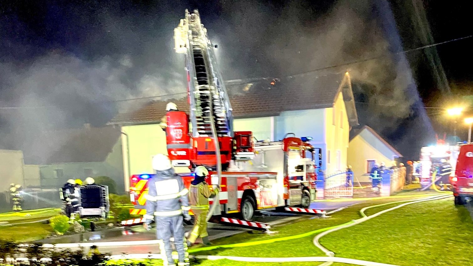 V Skorbi zagorela mansarda stanovanjske hiše