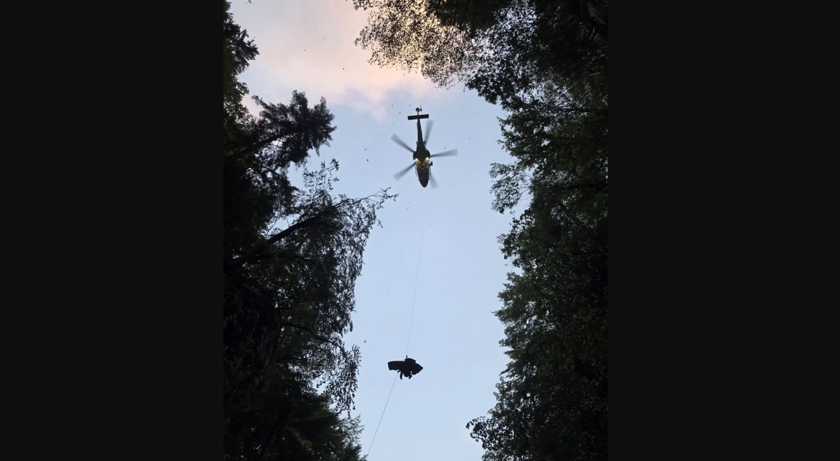 Pri slapu Savica v globel padla otrok in oče, ena oseba umrla (FOTO)