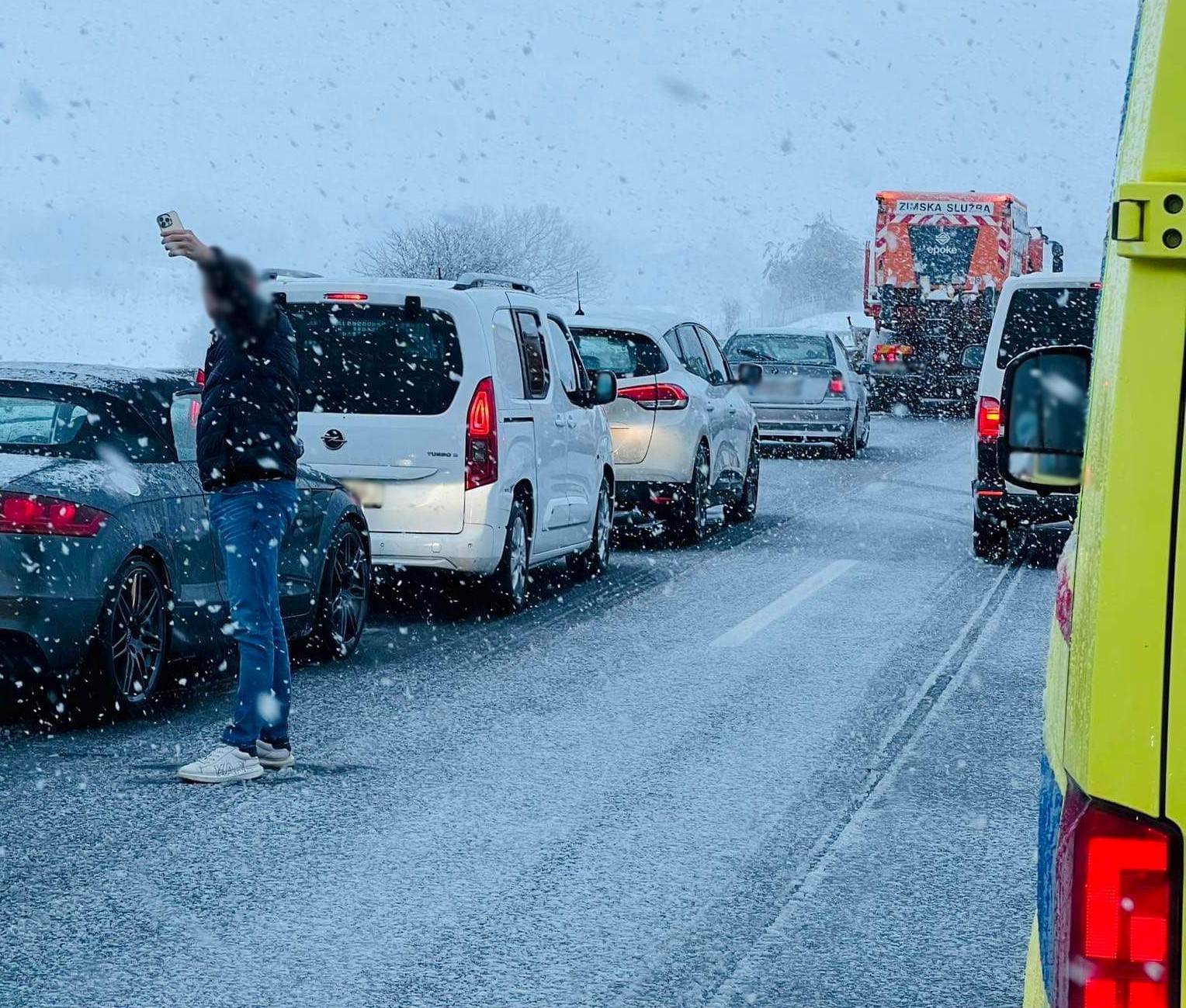 FOTO: Nov primer neodgovornega početja na &#8220;Štajerki&#8221;, všečke nabiral sredi reševalnega pasu