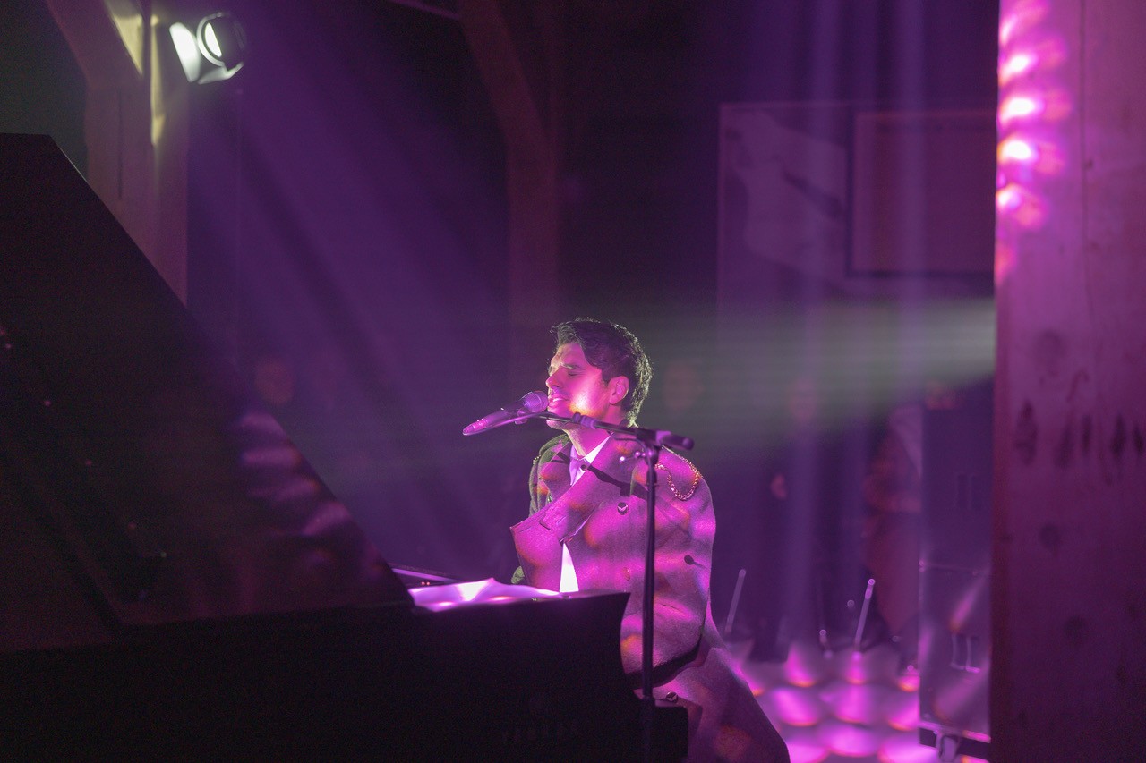 Mednarodno priznani umetnik Saša Gačnik »Svarogov« v Mariboru priredil nepozaben koncert v taborišču za vojne ujetnike