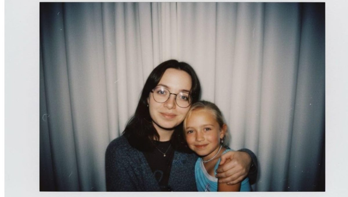 Nostalgičen objem sebe: Ko tehnologija pomaga zaceliti čustvene rane